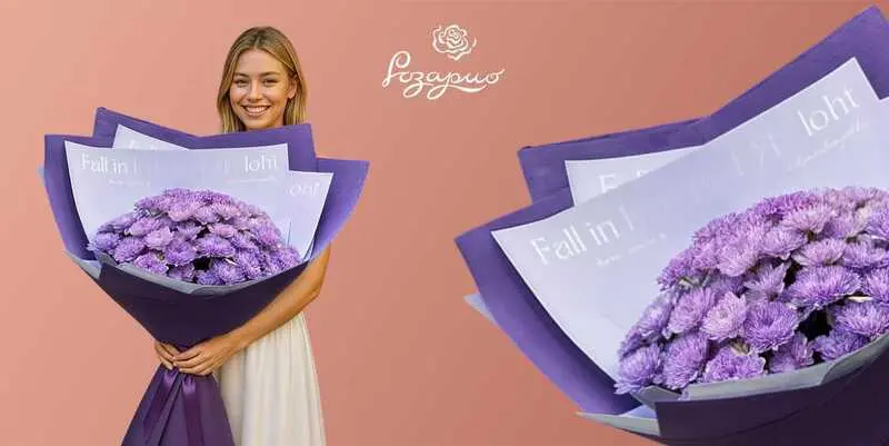 Букет гигант из розовых хризантем, фронтальный вид, в руках у девушки